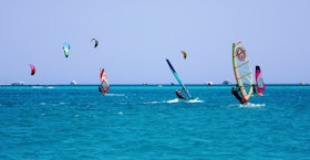 Windsurfing czy kitesurfing? Który sport wybrać?